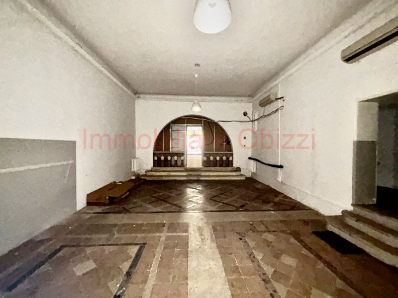 PADOVA - Centro Storico - Proponiamo in locazione ampio negozio di 110MQ
Unico grande vano divisi...