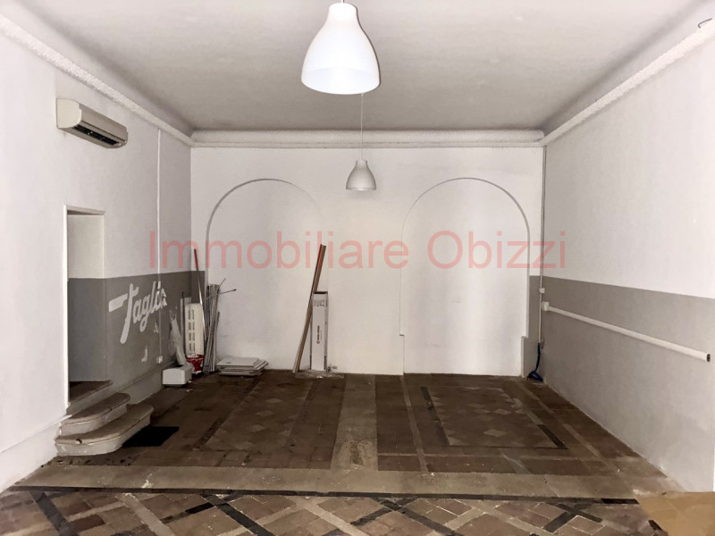 PADOVA - Centro Storico - Proponiamo in locazione ampio negozio di 110MQ
Unico grande vano divisi...