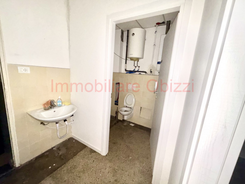 PADOVA - Centro Storico - Proponiamo in locazione ampio negozio di 110MQ
Unico grande vano divisi...