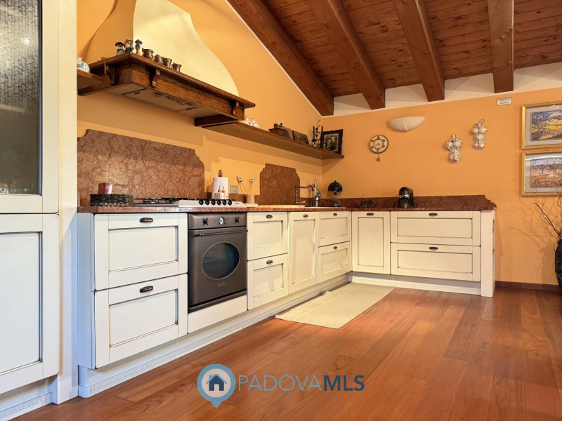 Immobile in esclusiva al Gruppo Padova MLS
PONSO: paesino a 5 km da Este, contesto silenzioso ed ...