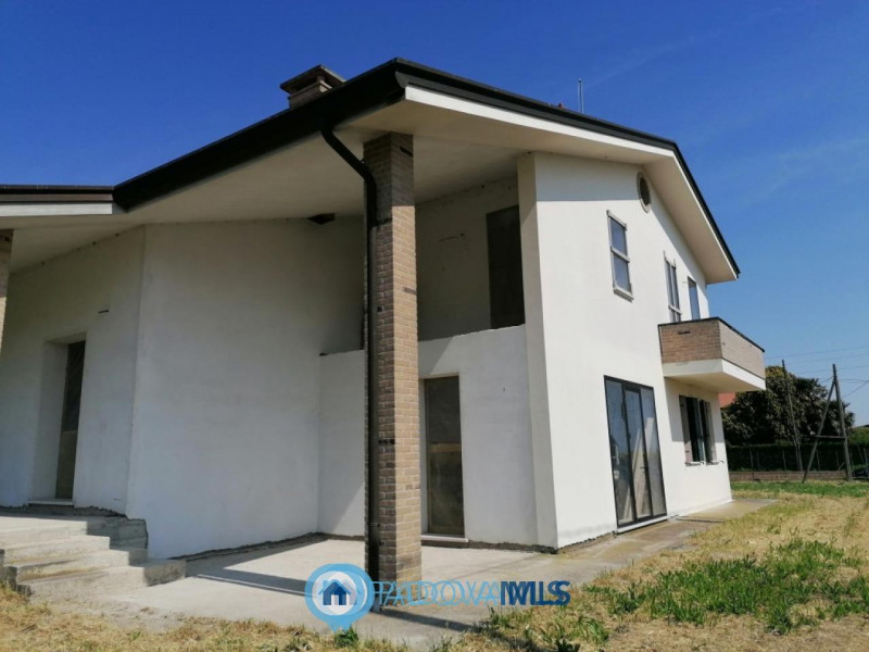 Immobile in esclusiva al Gruppo Padova MLS

CODEVIGO - Loc. ROSARA. 

Inserita su lotto di ca. 1....