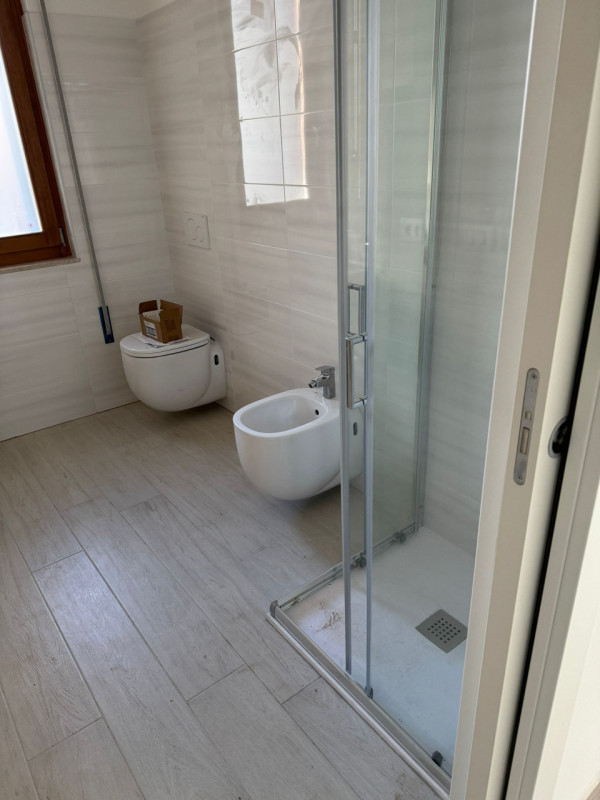 VICENZA - QUARTIERE PISCINE: UFFICIO DI MQ 60 PREDISPOSTO PER 2/3 STANZE OPERATIVE CON INGRESSO I...