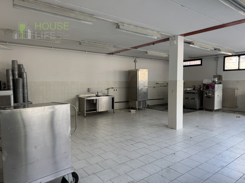 NOVE: Proponiamo in vendita LABORATORIO ad uso produttivo artigianale di circa 240 mq, sito al pi...