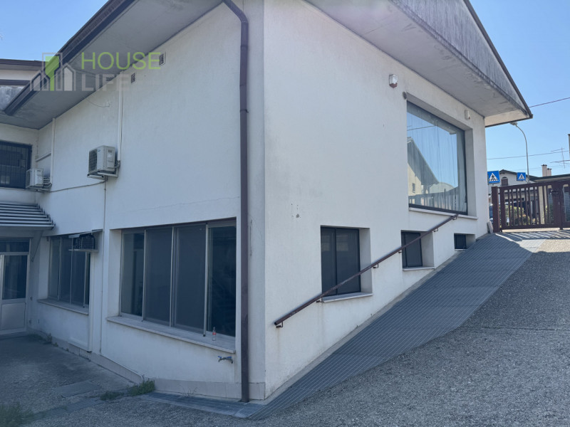 NOVE: Proponiamo in vendita LABORATORIO ad uso produttivo artigianale di circa 240 mq, sito al pi...