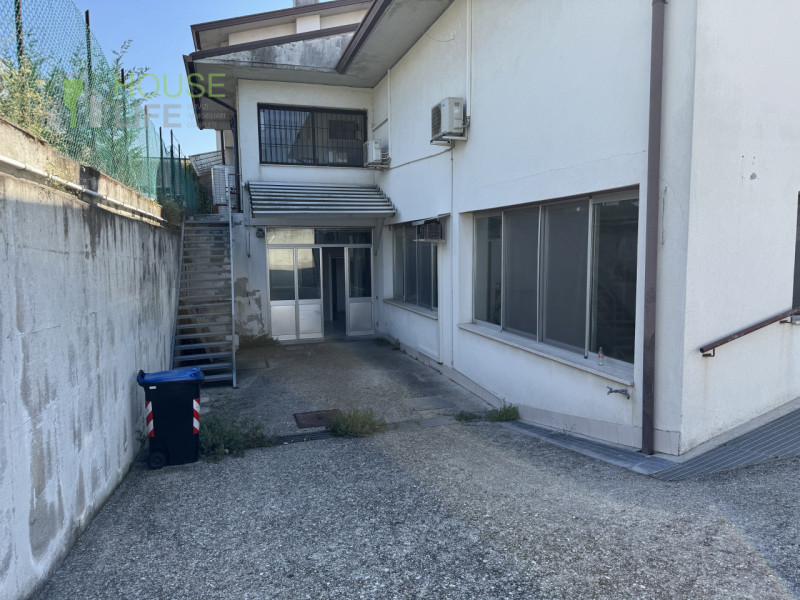 NOVE: Proponiamo in vendita LABORATORIO ad uso produttivo artigianale di circa 240 mq, sito al pi...