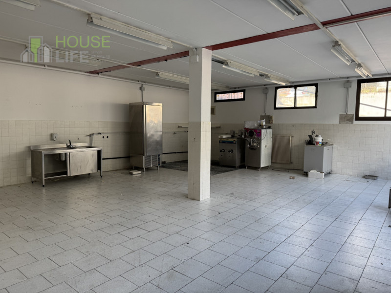 NOVE: Proponiamo in vendita LABORATORIO ad uso produttivo artigianale di circa 240 mq, sito al pi...