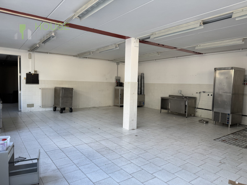 NOVE: Proponiamo in vendita LABORATORIO ad uso produttivo artigianale di circa 240 mq, sito al pi...