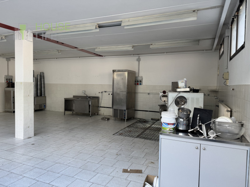NOVE: Proponiamo in vendita LABORATORIO ad uso produttivo artigianale di circa 240 mq, sito al pi...