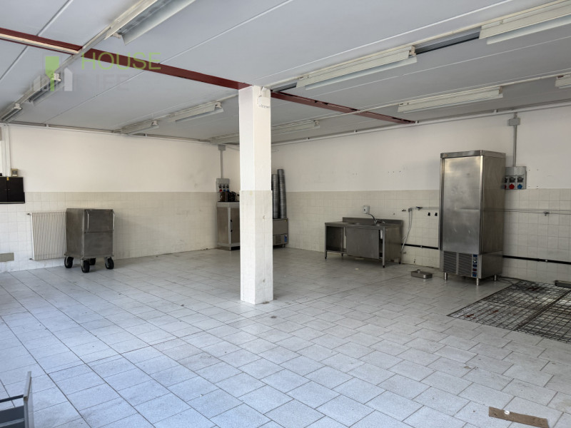 NOVE: Proponiamo in vendita LABORATORIO ad uso produttivo artigianale di circa 240 mq, sito al pi...