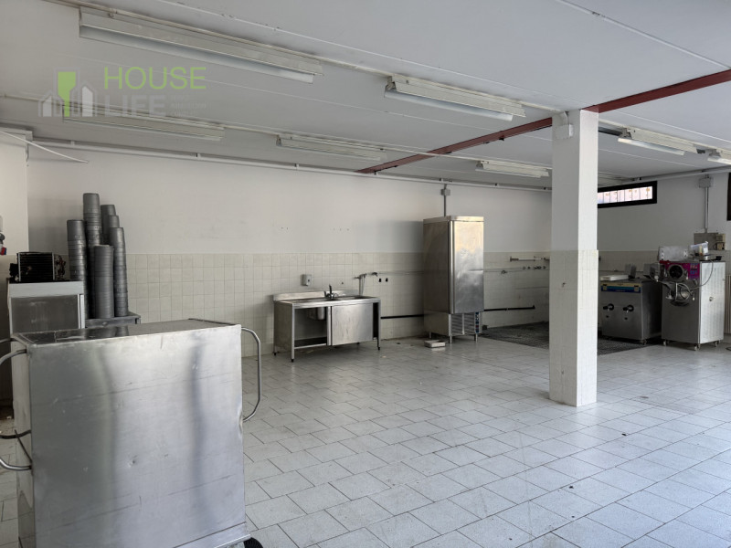 NOVE: Proponiamo in vendita LABORATORIO ad uso produttivo artigianale di circa 240 mq, sito al pi...