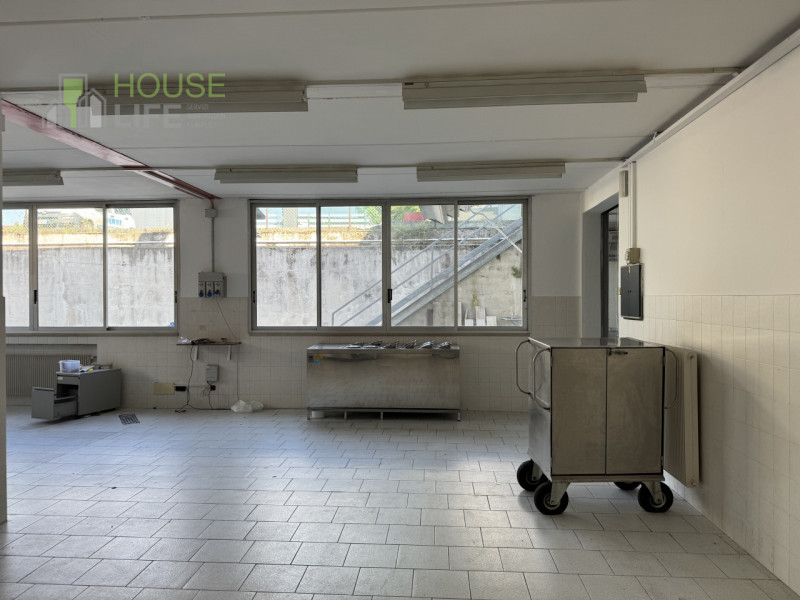 NOVE: Proponiamo in vendita LABORATORIO ad uso produttivo artigianale di circa 240 mq, sito al pi...