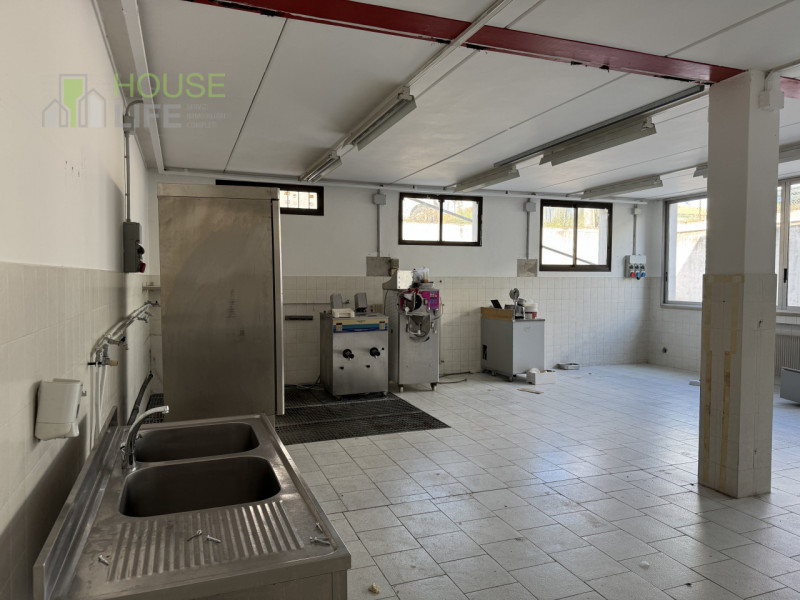 NOVE: Proponiamo in vendita LABORATORIO ad uso produttivo artigianale di circa 240 mq, sito al pi...