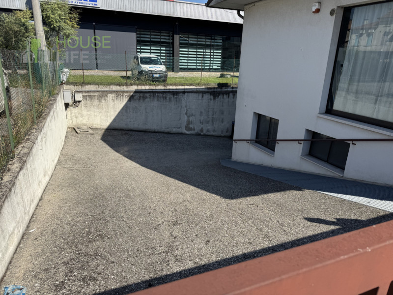 NOVE: Proponiamo in vendita LABORATORIO ad uso produttivo artigianale di circa 240 mq, sito al pi...