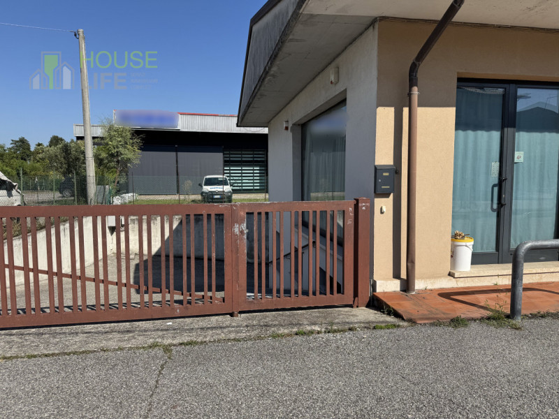 NOVE: Proponiamo in vendita LABORATORIO ad uso produttivo artigianale di circa 240 mq, sito al pi...