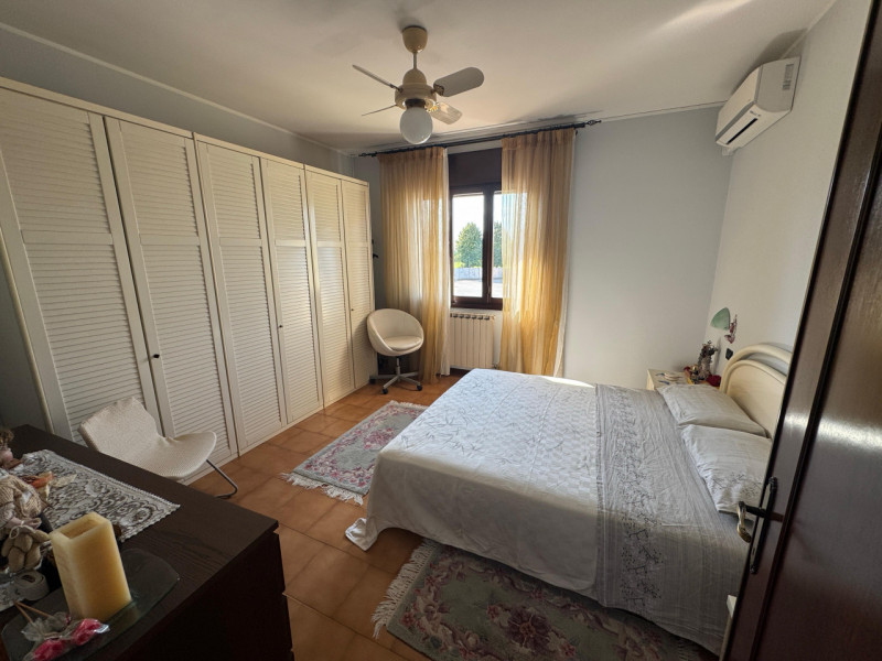 COMPOSIZIONE:
Porzione di casa a schiera centrale, composta da ingresso, salotto con cucina a vis...