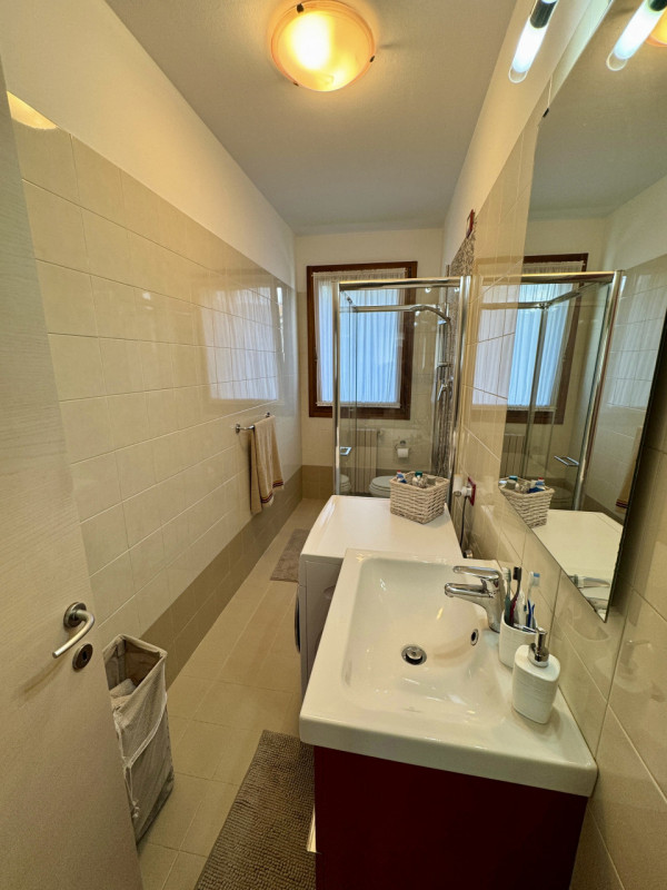 COMPOSIZIONE:
Appartamento al piano primo, completamente ristrutturato, si compone da ingresso ne...