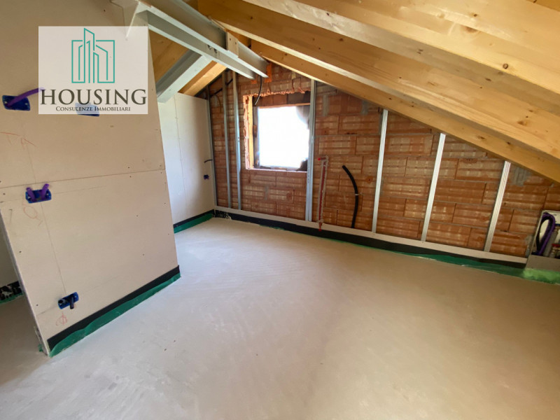 Nel cuore di Cortina d'Ampezzo, offriamo una rara opportunità per possedere un raffinato appartam...