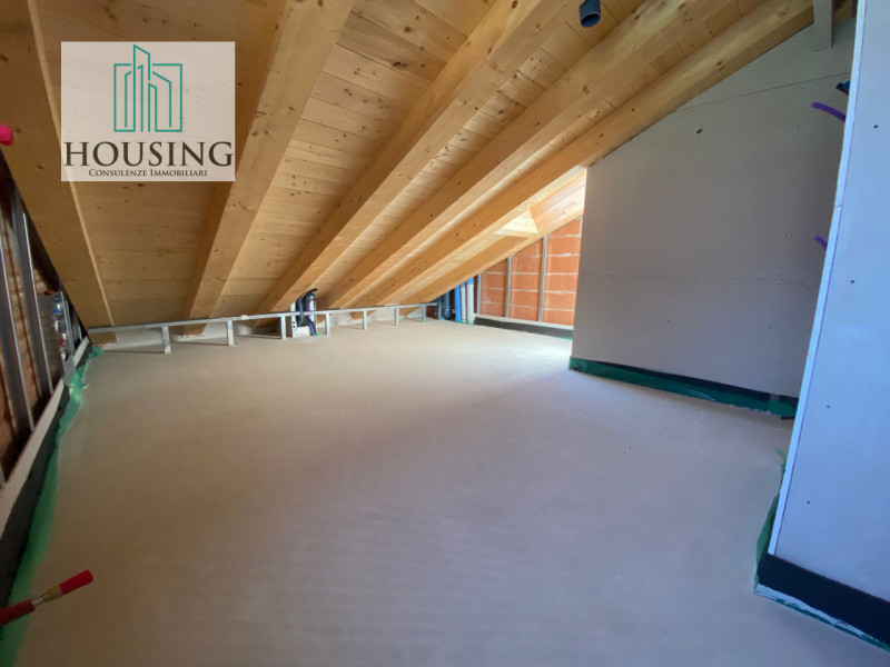 Nel cuore di Cortina d'Ampezzo, offriamo una rara opportunità per possedere un raffinato appartam...