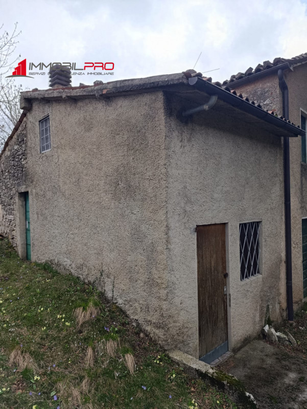 In un angolo incantato di Piovene Rocchette (VI), immerso nella quiete della località Barchi, sor...