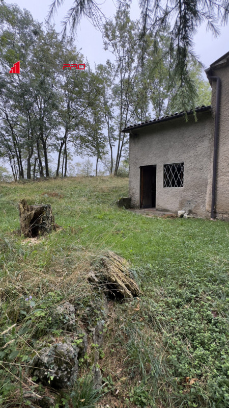In un angolo incantato di Piovene Rocchette (VI), immerso nella quiete della località Barchi, sor...
