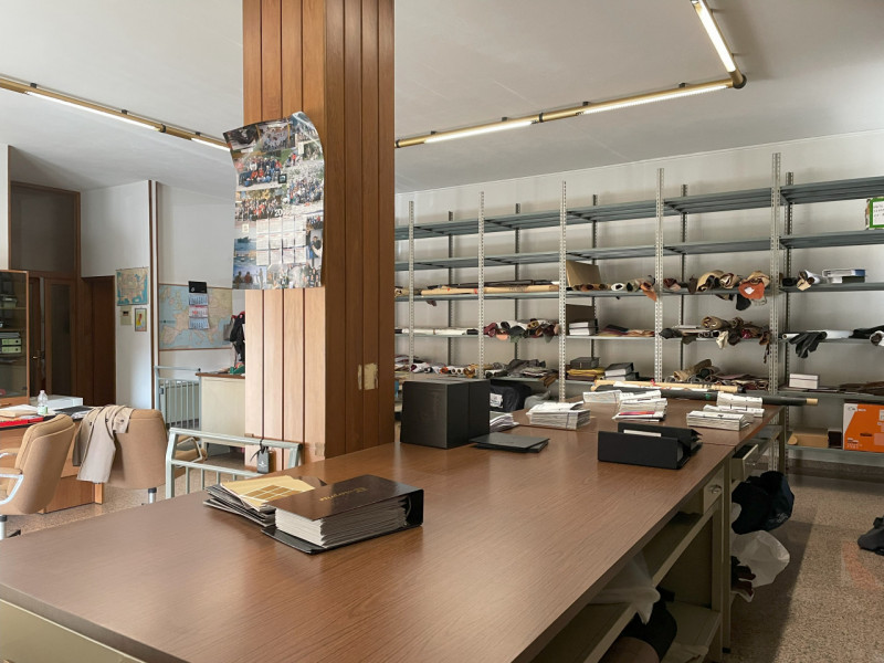 Scopri un'opportunità unica di investimento a Stra, situata nella zona centrale. Proponiamo in ve...