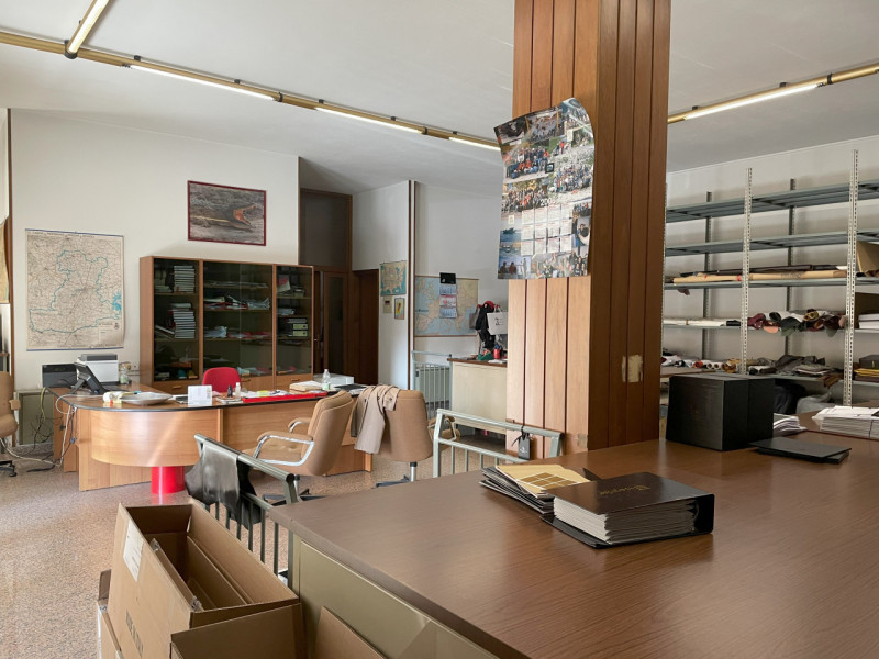 Scopri un'opportunità unica di investimento a Stra, situata nella zona centrale. Proponiamo in ve...