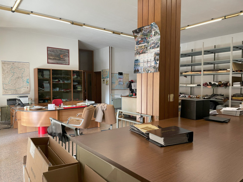 Scopri un'opportunità unica di investimento a Stra, situata nella zona centrale. Proponiamo in ve...