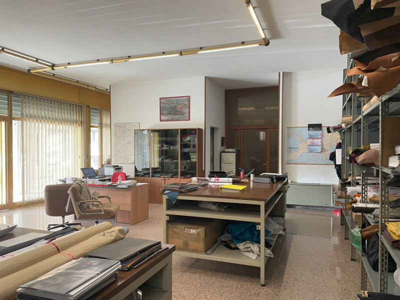 Scopri un'opportunità unica di investimento a Stra, situata nella zona centrale. Proponiamo in ve...