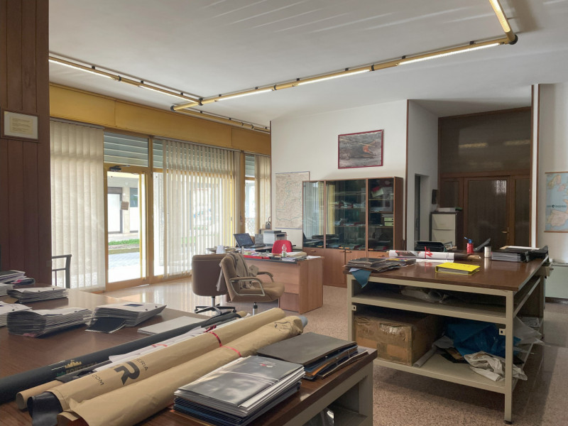 Scopri un'opportunità unica di investimento a Stra, situata nella zona centrale. Proponiamo in ve...