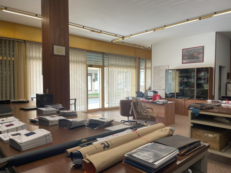 Scopri un'opportunità unica di investimento a Stra, situata nella zona centrale. Proponiamo in ve...