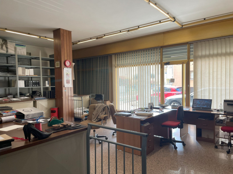 Scopri un'opportunità unica di investimento a Stra, situata nella zona centrale. Proponiamo in ve...