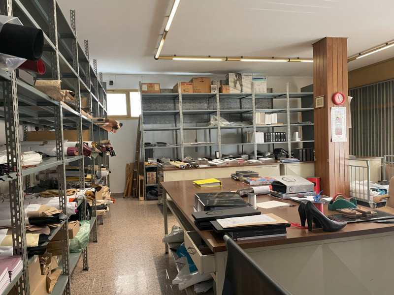 Scopri un'opportunità unica di investimento a Stra, situata nella zona centrale. Proponiamo in ve...