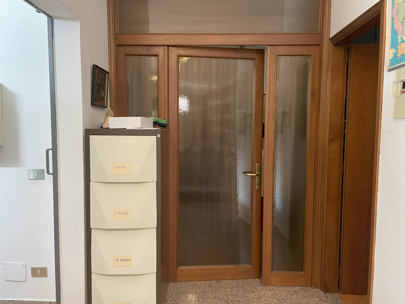 Scopri un'opportunità unica di investimento a Stra, situata nella zona centrale. Proponiamo in ve...