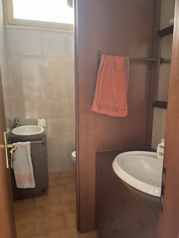 Scopri un'opportunità unica di investimento a Stra, situata nella zona centrale. Proponiamo in ve...