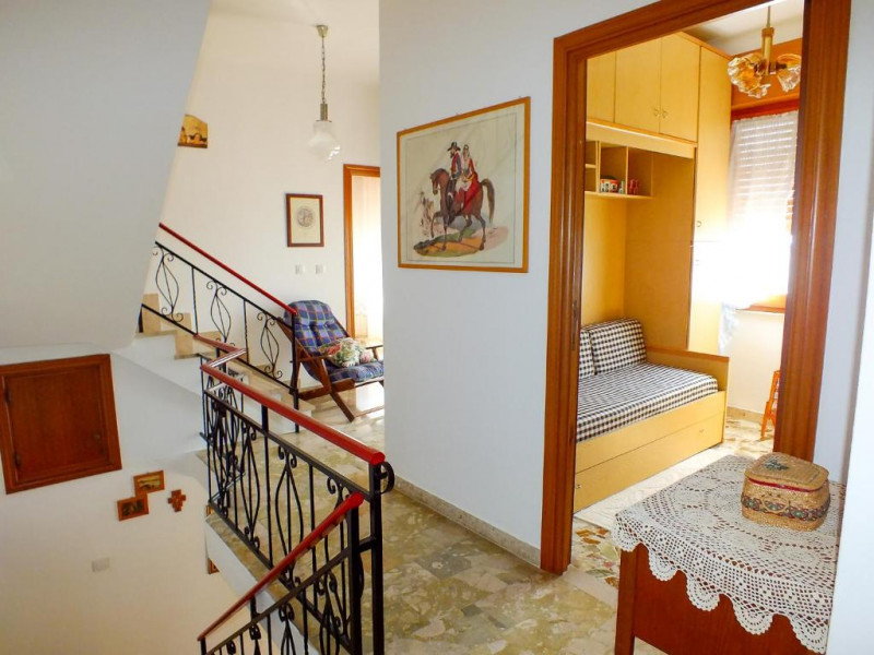 Nel cuore del comune di Abano Terme, bifamiliare a pochi passi dal centro e dalla vivace zona ped...