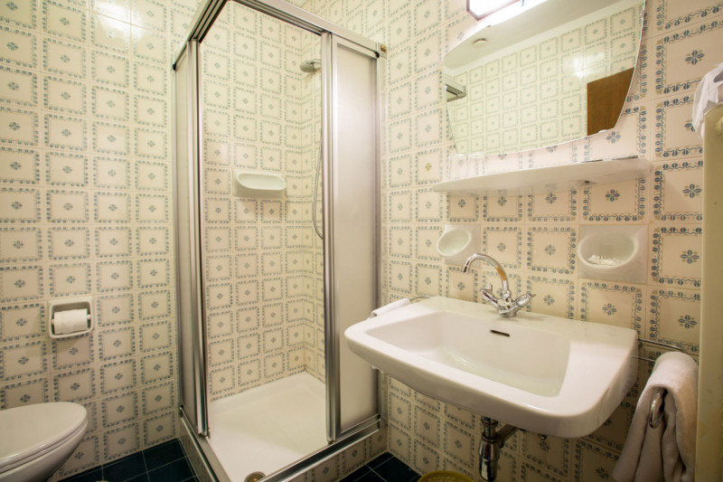 Nel cuore del comune di Abano Terme, bifamiliare a pochi passi dal centro e dalla vivace zona ped...