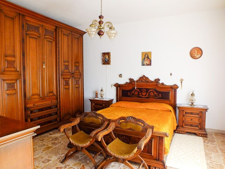 Nel cuore del comune di Abano Terme, bifamiliare a pochi passi dal centro e dalla vivace zona ped...