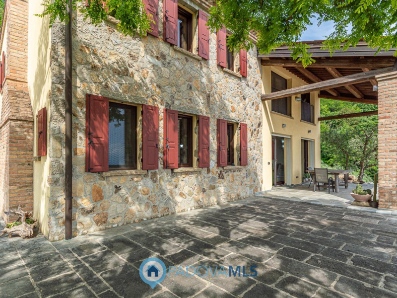 Immobile in esclusiva al Gruppo Padova MLS

Arquà Petrarca –

Immerso nel verde e affacciato su u...