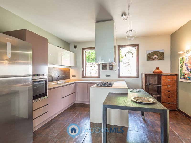 Immobile in esclusiva al Gruppo Padova MLS

Arquà Petrarca –

Immerso nel verde e affacciato su u...