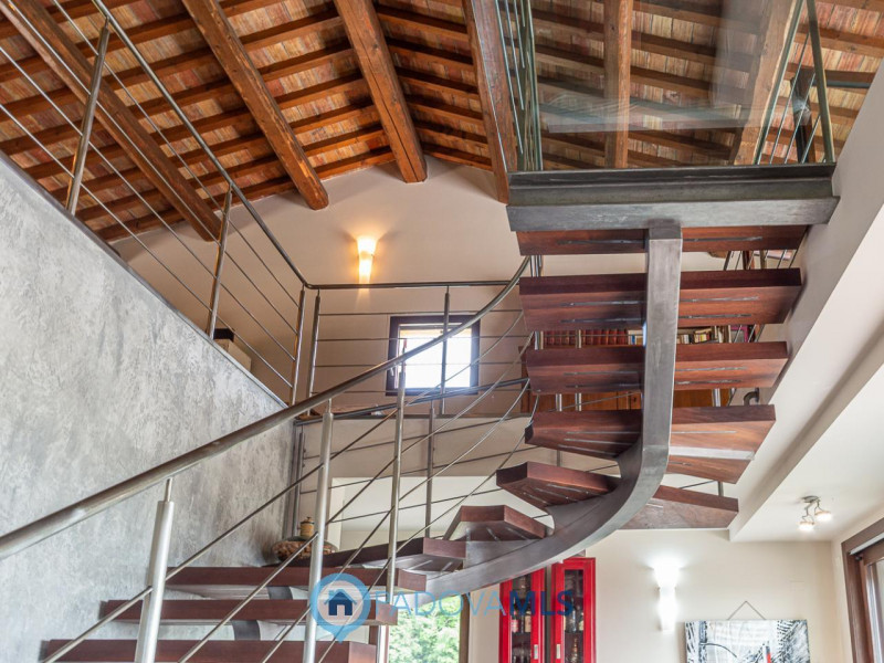 Immobile in esclusiva al Gruppo Padova MLS

Arquà Petrarca –

Immerso nel verde e affacciato su u...