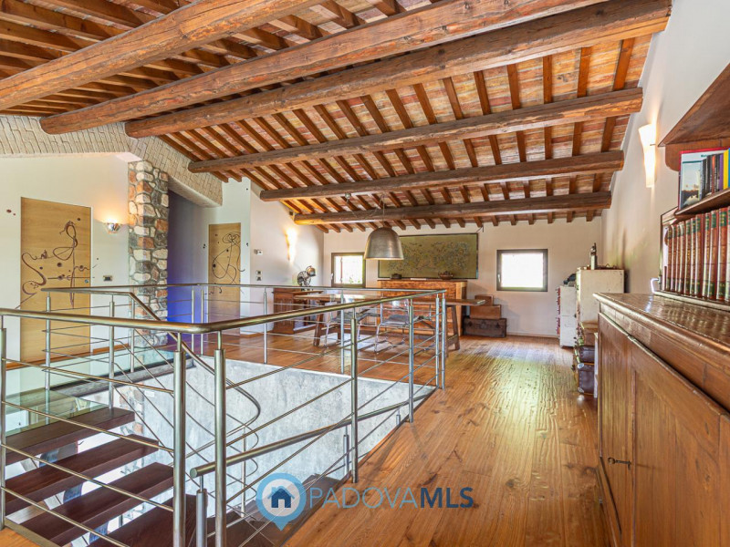 Immobile in esclusiva al Gruppo Padova MLS

Arquà Petrarca –

Immerso nel verde e affacciato su u...