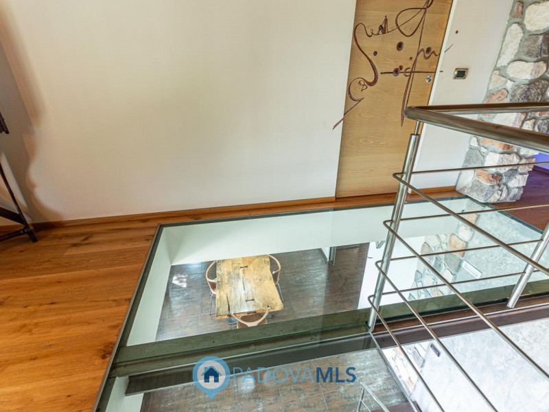 Immobile in esclusiva al Gruppo Padova MLS

Arquà Petrarca –

Immerso nel verde e affacciato su u...