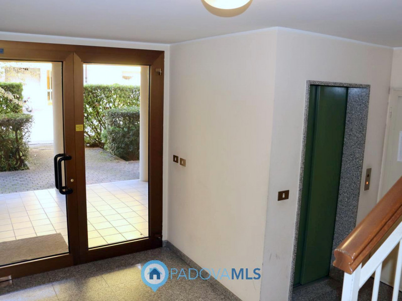 Immobile in esclusiva al Gruppo Padova MLS

In zona Mortise, proponiamo in vendita un luminoso ap...