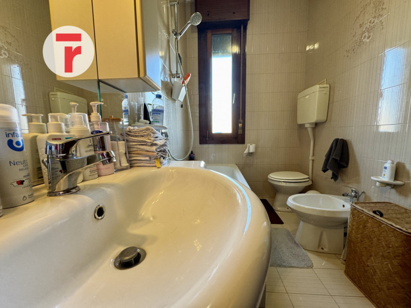 Mejaniga - Situato in posizione molto centrale, con possibilità di raggiungere a piedi in pochi m...