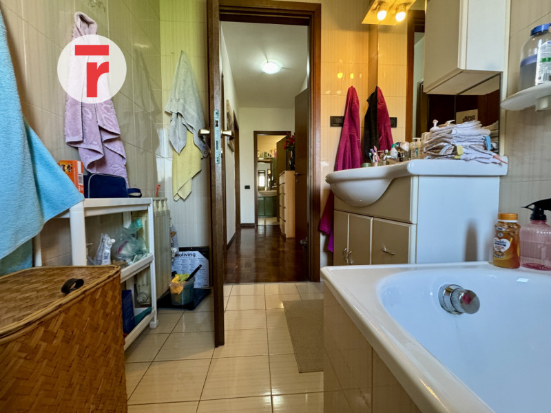 Mejaniga - Situato in posizione molto centrale, con possibilità di raggiungere a piedi in pochi m...