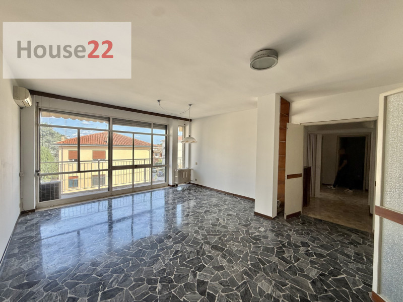 SAN BORTOLO. In zona tranquilla in ben tenuta palazzina e ben abitata di 12 unità abitative propo...