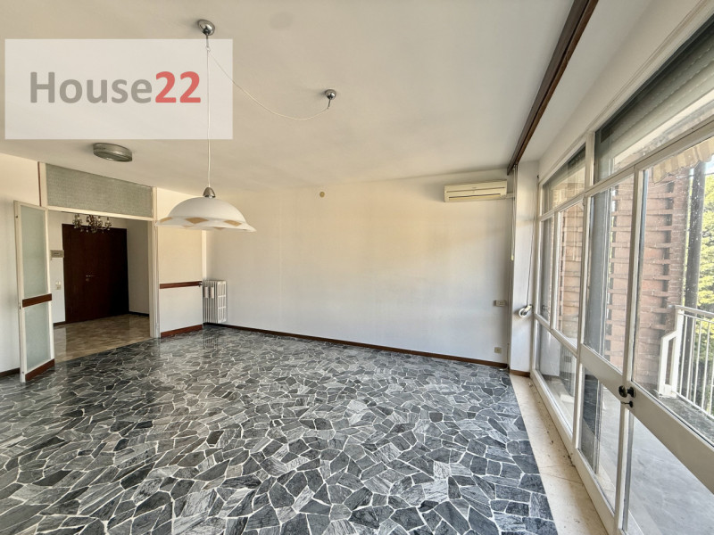 SAN BORTOLO. In zona tranquilla in ben tenuta palazzina e ben abitata di 12 unità abitative propo...