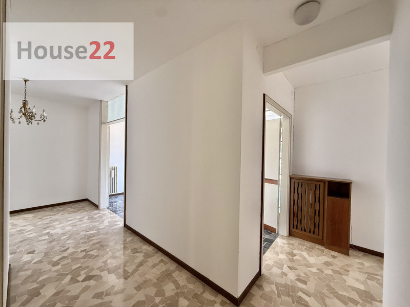 SAN BORTOLO. In zona tranquilla in ben tenuta palazzina e ben abitata di 12 unità abitative propo...