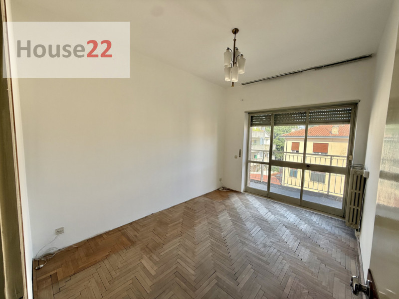 SAN BORTOLO. In zona tranquilla in ben tenuta palazzina e ben abitata di 12 unità abitative propo...