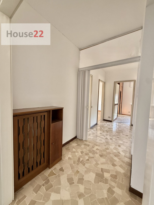 SAN BORTOLO. In zona tranquilla in ben tenuta palazzina e ben abitata di 12 unità abitative propo...